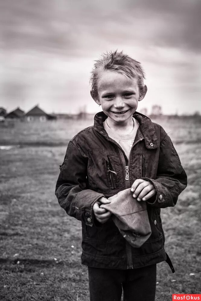 Мальчик в деревне. Веселый мальчик. Оголец мальчишка. Лицо мальчика. Мальчик.