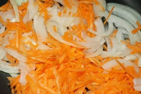 Скумбрия с жареным луком и морковью
