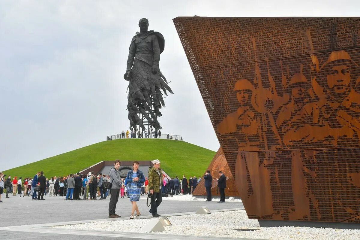 Мемориал солдату ржев. Мемориальный комплекс советскому солдату подо ржевом. Мемориальный комплекс советскому солдату подо ржевом. Памятник советскому солдату подо ржевом. Ржевский мемориал памяти.