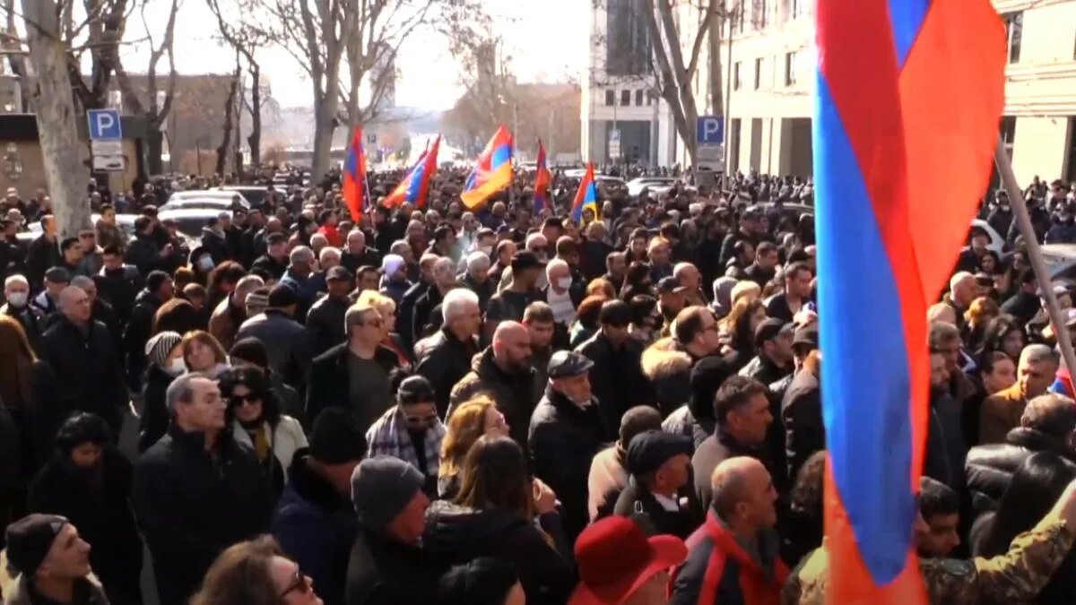 Митинги у Ереванская опера. Митинг сегодня в Ереване 18 30 на опрной площади. Дата митингов