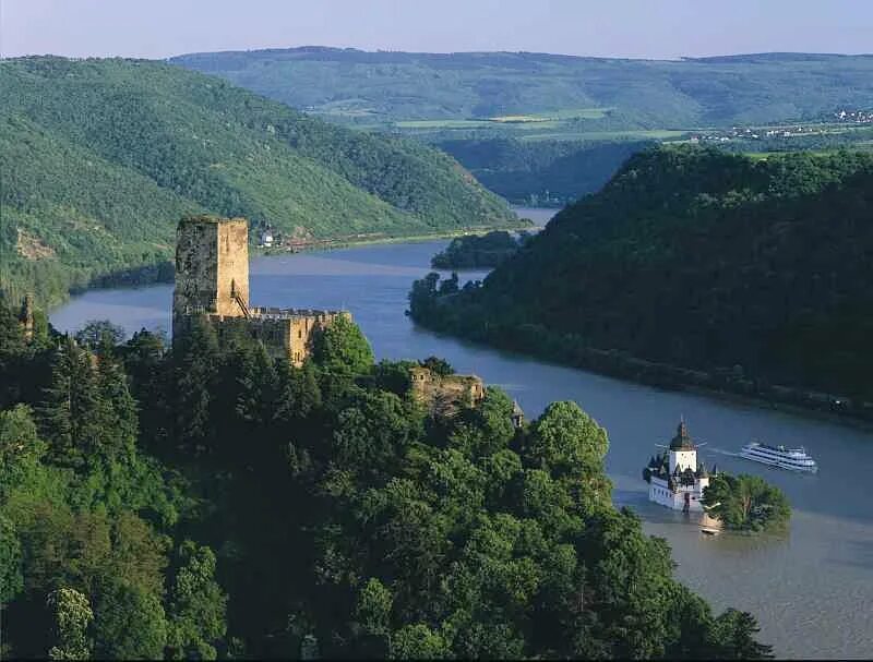 Как называется река германии. Долина Рейна в Германии. Рейнская Долина в Германии. Река Рейн в Германии. Долина реки Рейн.