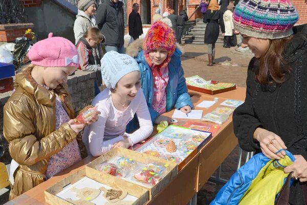 Воскресная ярмарка интернет. Ярмарка в воскресной школе. Пасхальная ярмарка в школе. Благотворительная ярмарка воскресной школы. Костюм для ярмарки пасхальной.