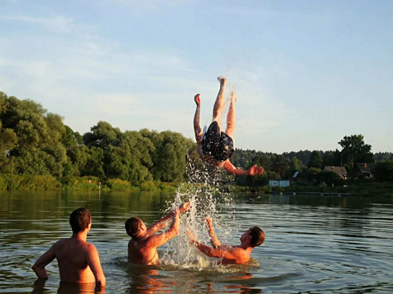 Купаемся на речке. Купаться летом. Люди купаются в озере. Купание в водоемах. Смочь купаться