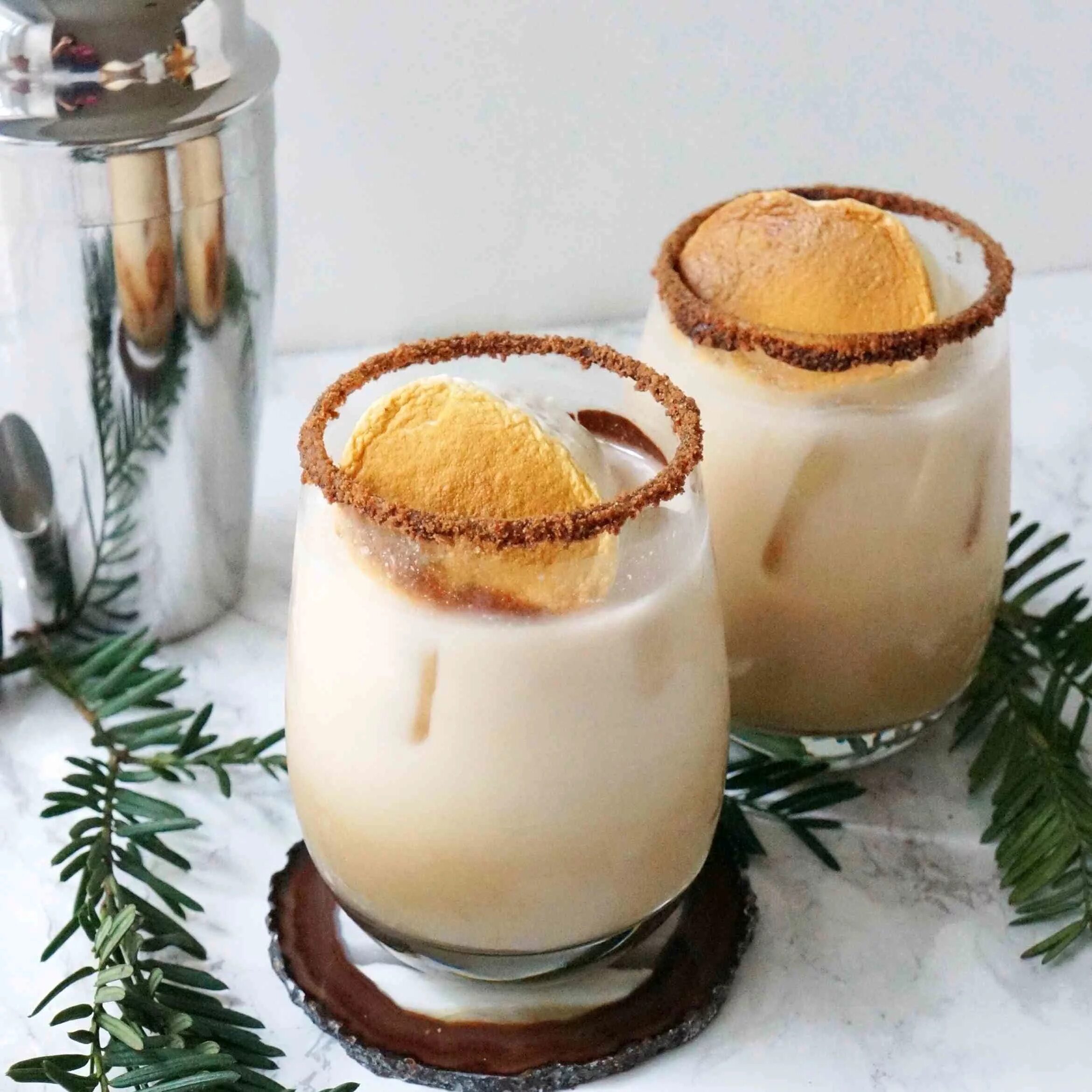 Горячие напитки зимой. Горячий напиток зимой. Новогодний чай. Новогодний сок. Напиток зима.