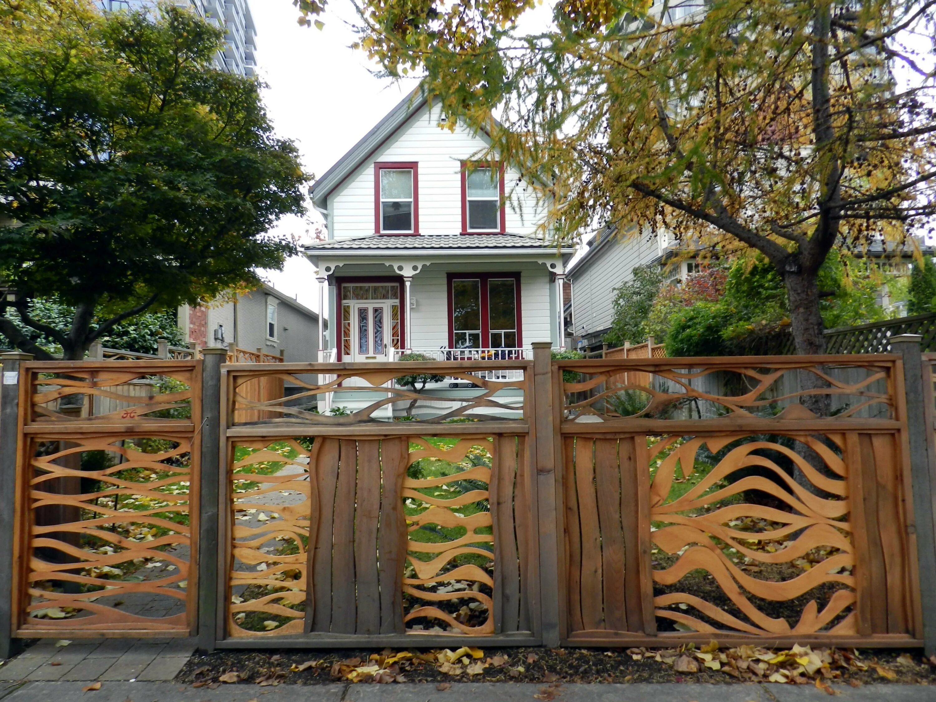Заборы для дома своими руками фото. Оригинальный забор. Красивый забор. Оригинальный деревянный забор. Красивые деревянные ограждения.