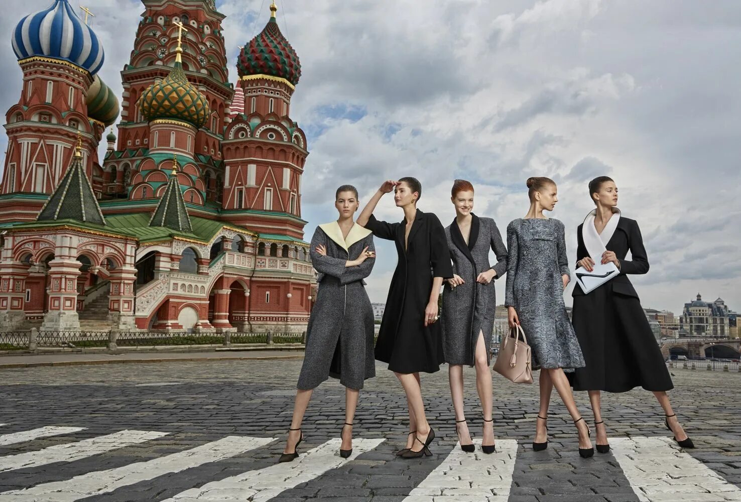 Вся россия 2013. Съемка Вог на красной площади в стиле. Съемка Vogue красная площадь. Мода в России.