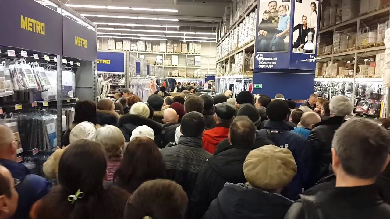 Толпа в магазине. Давка в магазине. Люди бегут в магазин. Ажиотаж в метро. Толпа в супермаркете.