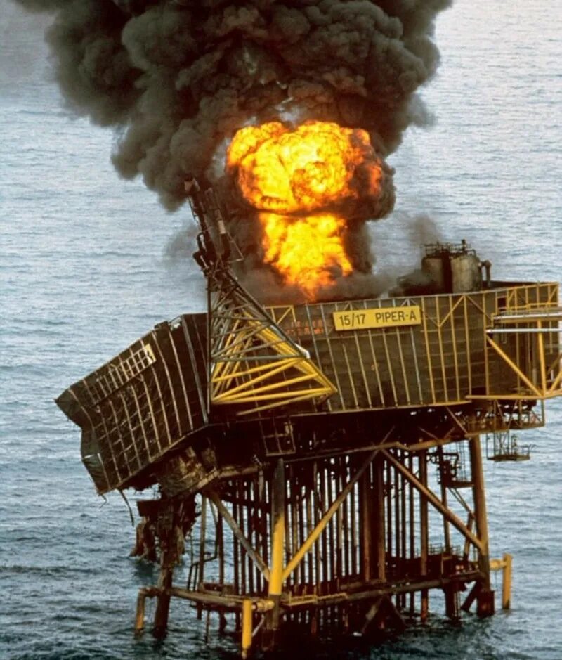 Крушение больших. Взрыв на платформе «Пайпер Альфа». Пожар на нефтяной платформе Piper Alpha 6 июля 1988 года. Нефтяная платформа Piper Alpha 1988. Взрыв на "Пайпер Альфа" — 167 жертв.