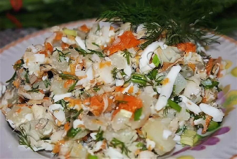 Салат с рыбой и овощами. Рыбные салаты с растительным маслом. Салат с копчёной рыбой и картошкой. Салат рыба картошка лук яйцо. Салат с копченой сырной косичкой.