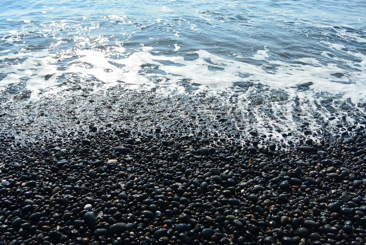 Черные пляжи лансароте. Sheo kamari black sand. Вулканический песок. Черный песок. Пляж камари санторини.