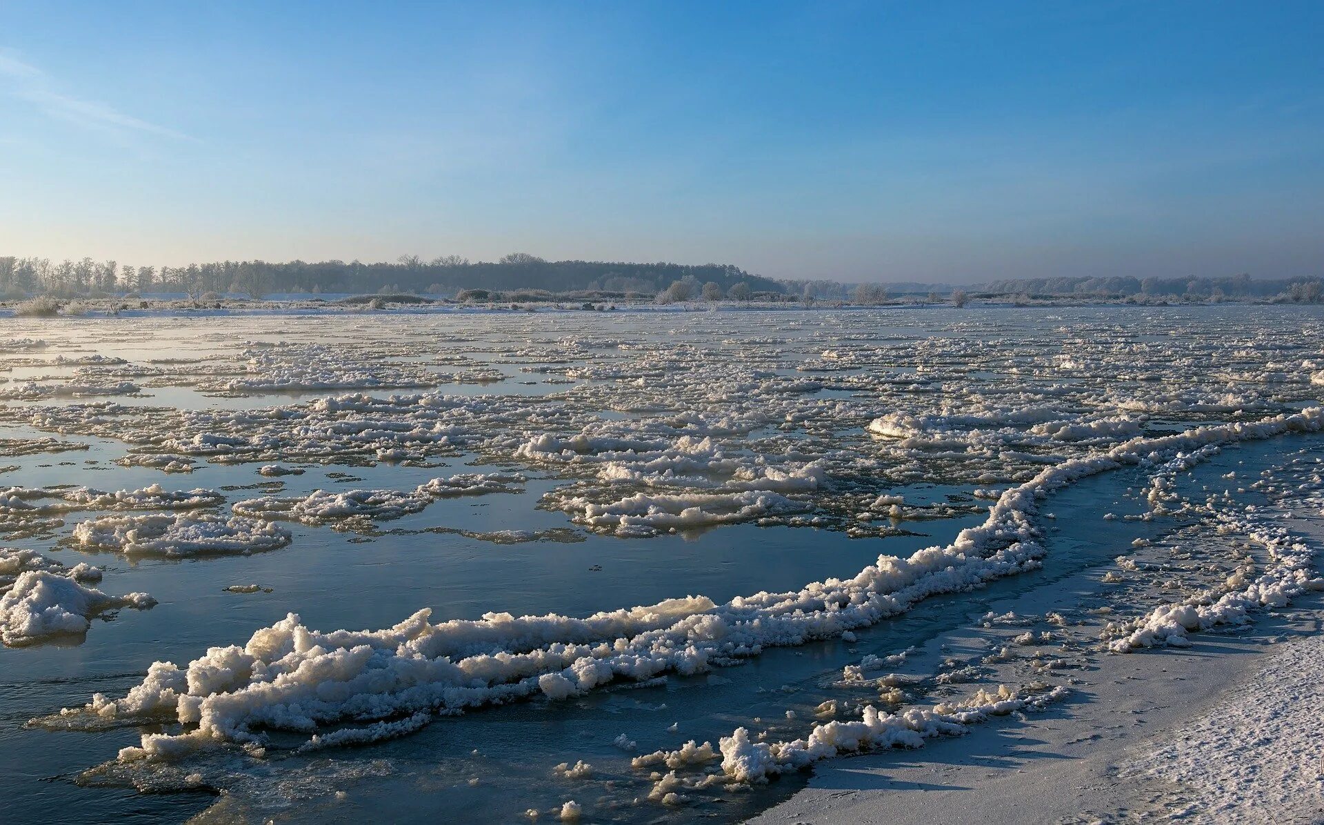 Прогноз ледохода. Ледоход Лена 2022. Ледостав на Северной Двине. Лед на реке. Ледяная река.