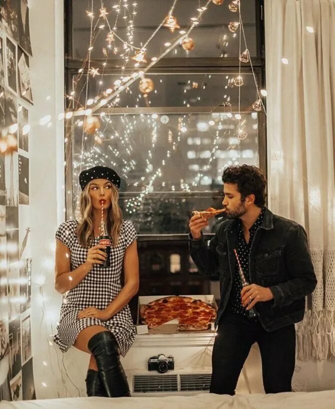 Скучное свидание. Мужчины с цветами на свидании. Общение мужчин. 1 первое свидание. Беседа мужчины и женщины.