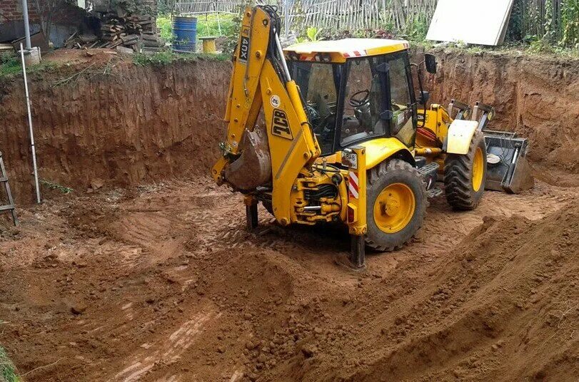 Копка траншеи трактором. Jcb 3cx траншея. экскаватор jcb копка. jcb 4cx с гидромолотом. jcb 4cx яма.