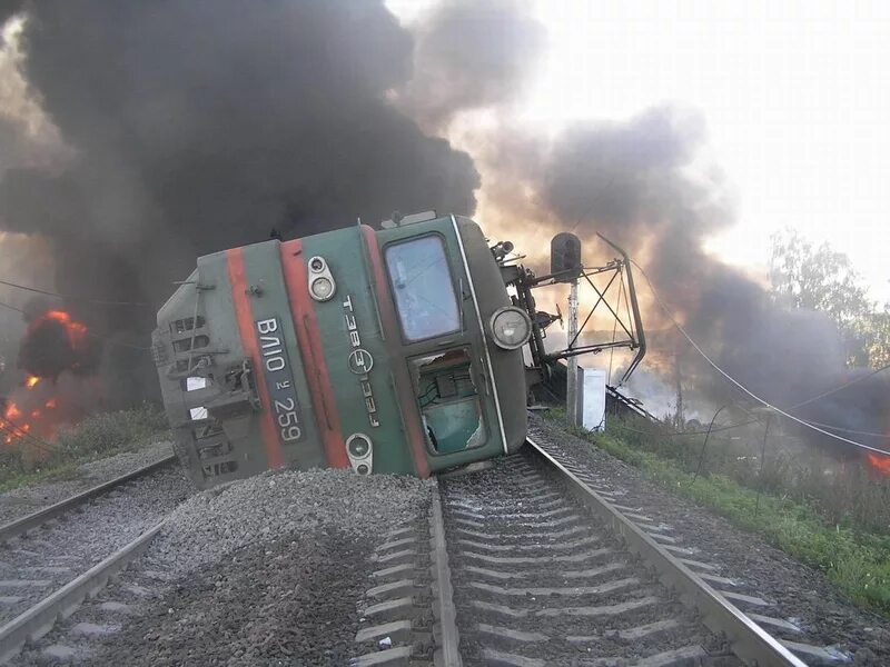 Аварии на Железнодорожном транспорте. Аварии и катастрофы на Железнодорожном транспорте. Железнодорожная авария. Разбитая железная дорога
