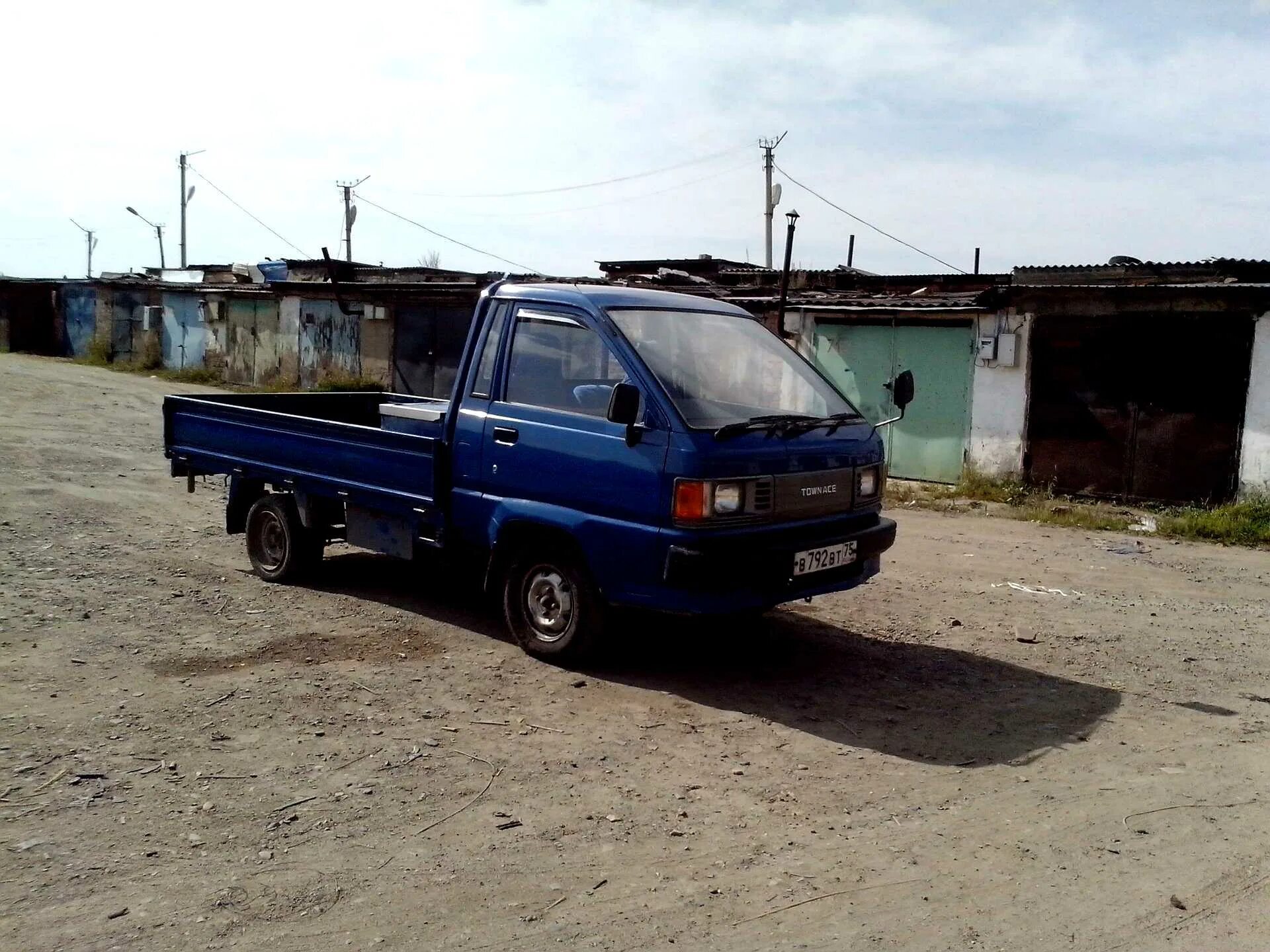 Кабина синяя ниссан атлас f23. Грузовик чита. Запчасти тойота дюна. Toyota toyoace 4wd 1999. Дром чита грузовик в чите.