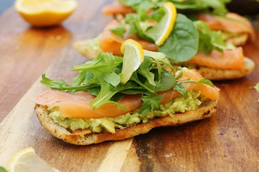 Брускетты с авокадо и лососем. Брускетта с авокадо и красной рыбой. Брускетта с лососем. Брускетта с авокадо и красной. Брускетта с лососем и авокадо.