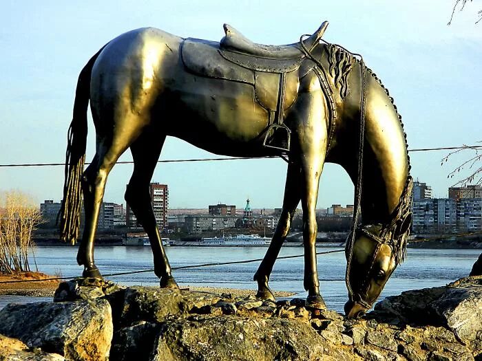 Где находится белая лошадь. Памятник лошадь белая красноярск. памятник лошади в красноярске. памятник лошади на стрелке красноярск. памятник лошадь белая.