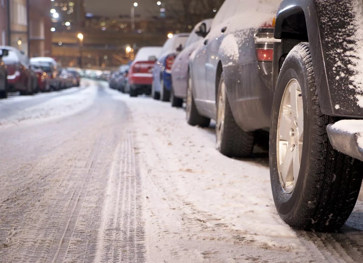 Наличие снега на дорогах. Автомобиль зимой. Машины на зимней дороге в городе. Машина зимой в городе. Дорога зимой на машине.