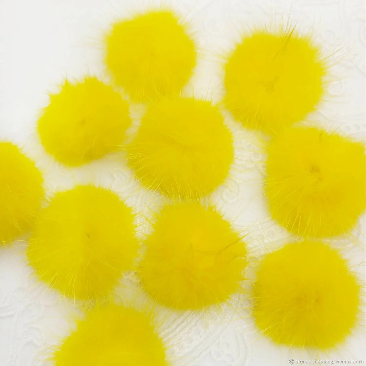 Yellow pompom. Помпоны желтый цвет. Искусственный мех желтый. Помпоны желтый. Черлидинг помпоны 2.