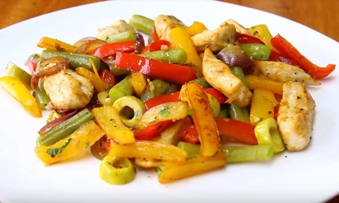 Грудки с перцем. Грудка с болгарским перцем. куриная грудка с перцем болгарским. куриная грудка со сладким перцем. жареная грудка с болгарским перцем.