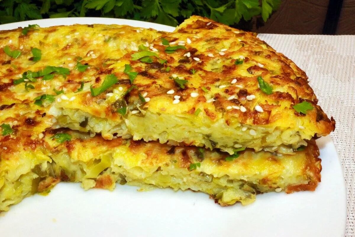 Пирог с капустой и картошкой в духовке. Капустная запеканка на сковороде. запеканка из капусты на сковороде. пирог с капустой и картошкой. запеканка из картошки на сковородке.
