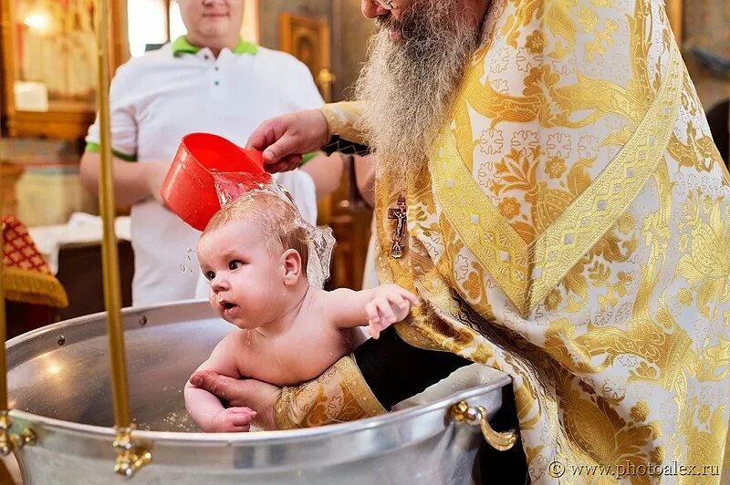 Крещение ребенка. Крещение мальчика. Крестины ребёнка в церкви. Крещение детей в церкви. В какие дни крестят детей в православной