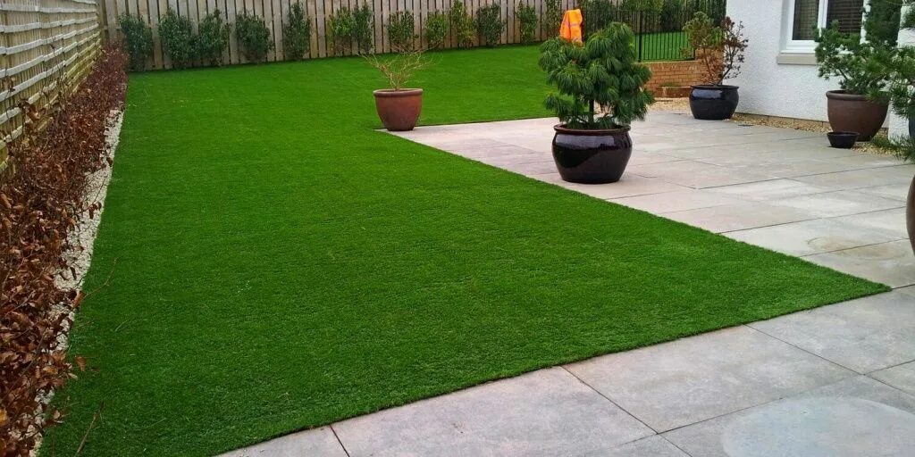 Фото газонов на дачных участках Landscaping in a curved bed along a privacy wall-- may be a perfect idea for the