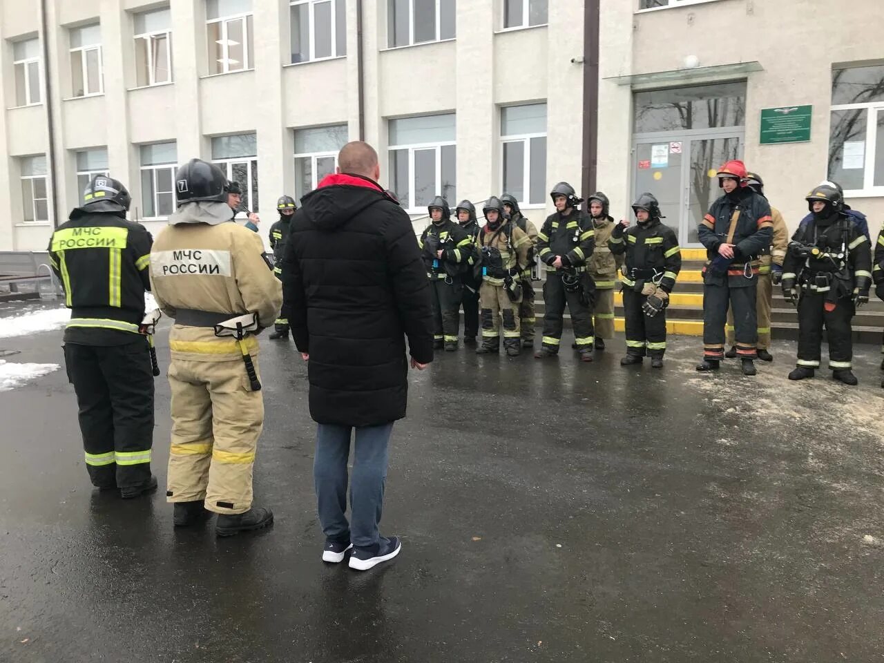 Пожарные учения в школе. ЧС пожар. Пожар в школе. ЧС пожар в школе.