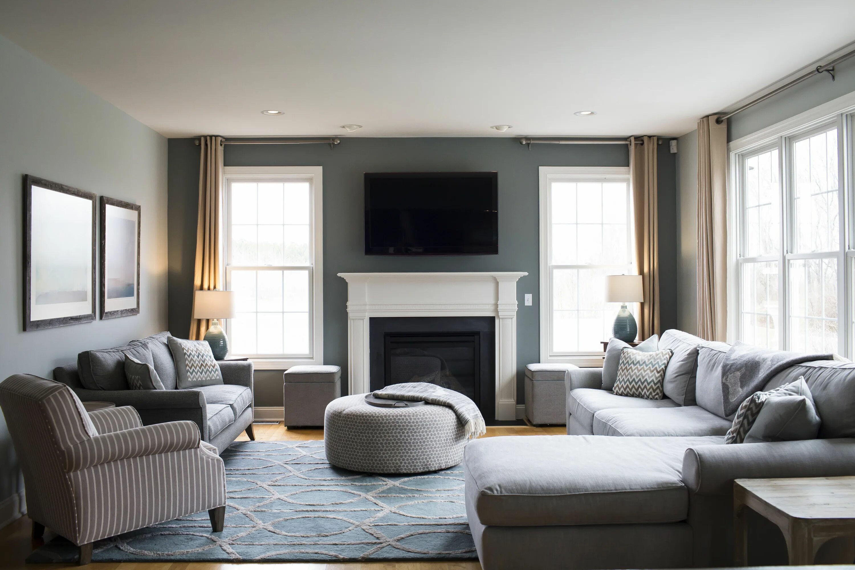 Гостиная. Гостиная с камином в стиле прованс. Beige living room with light blue. Красный ковер в интерьере гостиной. Blue living room with carpet.