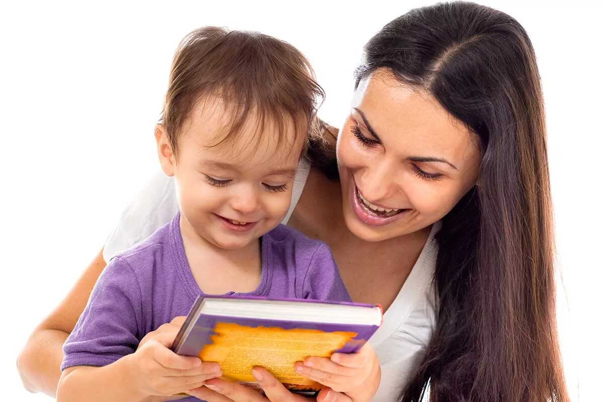 Мама читает сыну книгу. Мама читает книгу ребенку картинки. Молодая мама читает книгу. Мама читает книжку дочке и сыну. Подруга сына книга