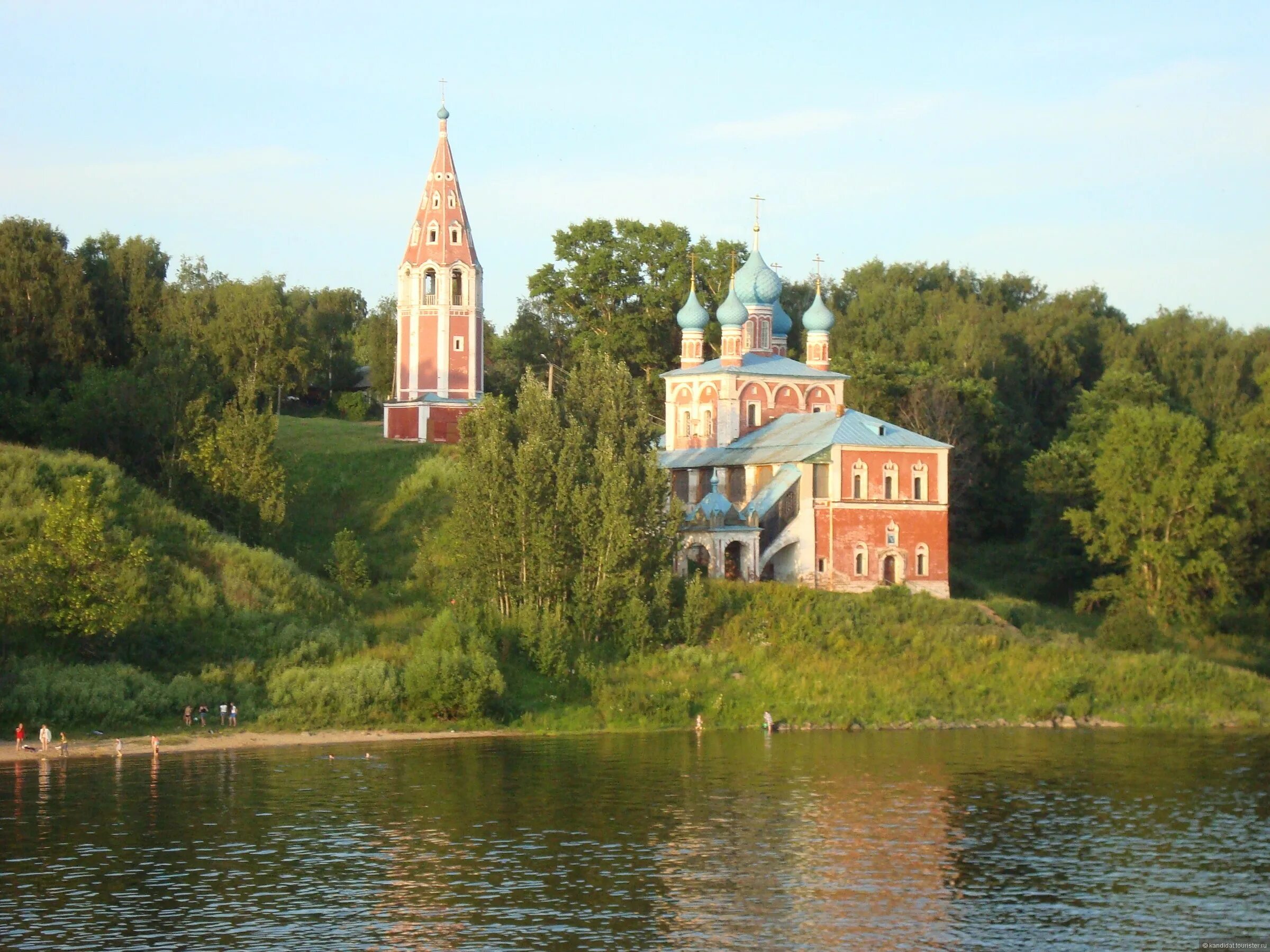 Монастырь на левом берегу. Река Волга Тутаев. Тутаев Церковь на берегу Волги. Тутаев монастырь на Волге. Церковь у реки Волги Ярославская область.