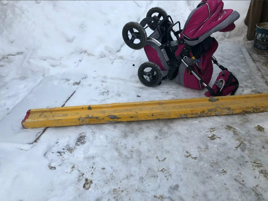 Сидячая коляска для детей. Коляска переворачивается. Ребенок упал из коляски. Кражу детской коляски. Мама села в детскую коляску.