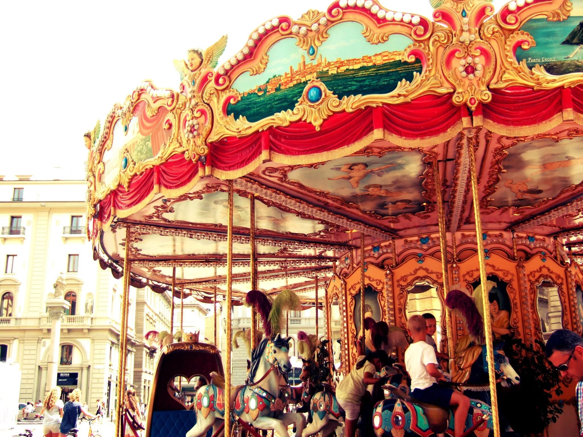 Everybody go round round. Merry go Round Карусель. Карусель с лошадками. Карусель лошадка парк. Карусель картина.