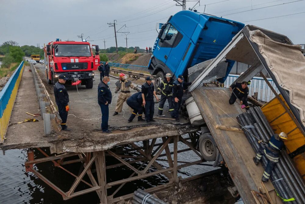 Какой мост разрушился. Рухнул мост. Разрушенные мосты на Украине. Обрушенный мост. Рухнувшие мосты на Украине.