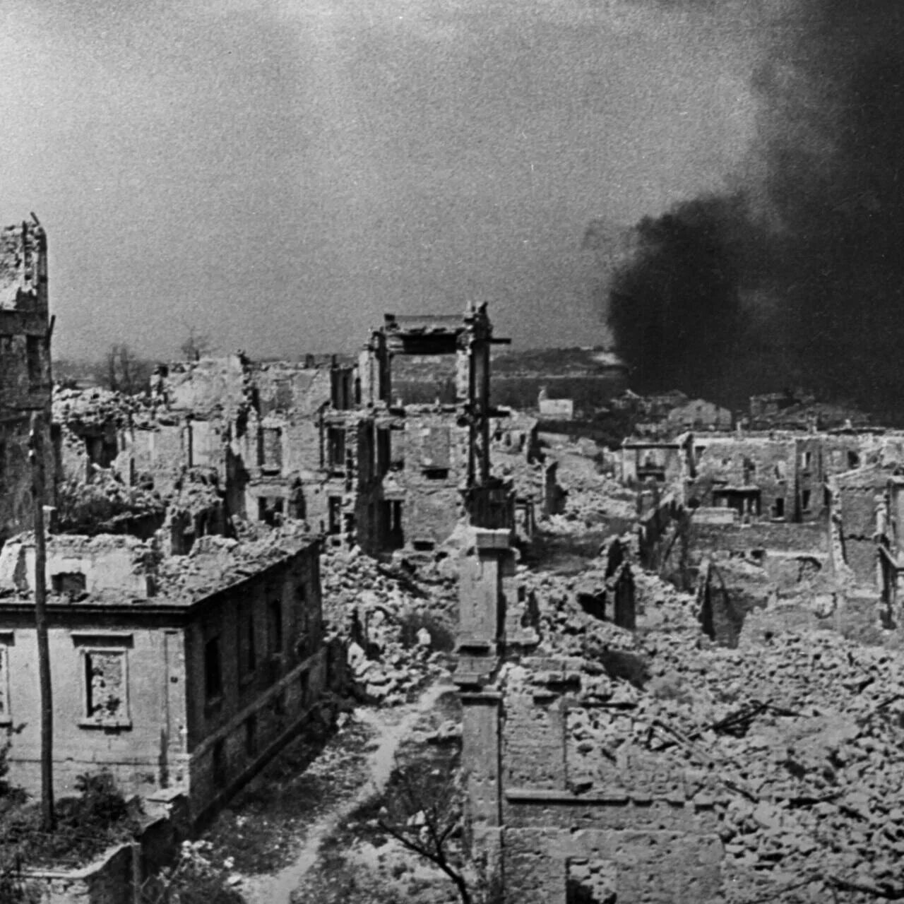 Город разрушенный во время войны. Руины Севастополя 1944. Руины Сталинграда 1943. Разрушенный город во время войны 1941-1945.