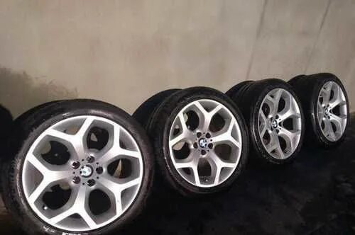 Диски 491 стиль на бмв. Диски бмв оригинал x5 r20. Колеса бмв х6 разноширокие r20. Резина разноширокая на бмв х5. Диски на бмв х5 е70 r20 разноширокие.