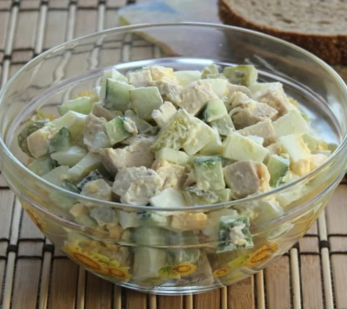 Какие огурцы добавляют в оливье. Оливье с курицей и свежим огурцом. 100 грамм оливье. салат оливье пп. салат оливье с йогуртом.