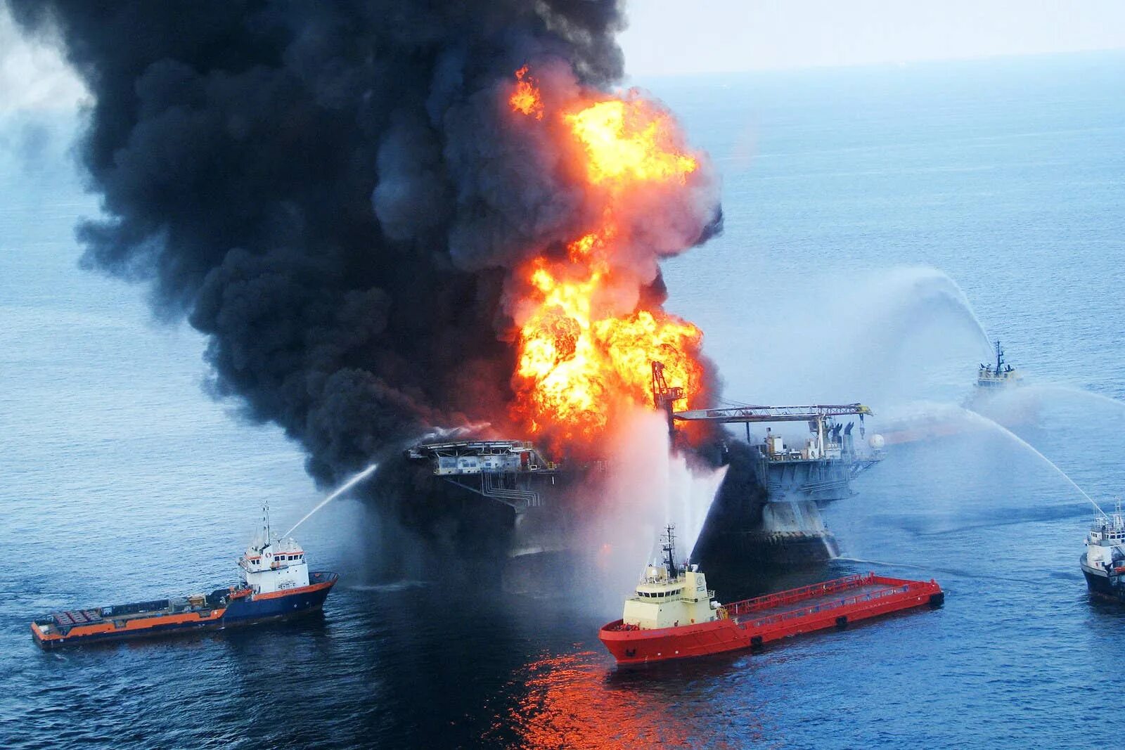 Катастрофа Deepwater Horizon в мексиканском заливе. Взрыв на нефтяной платформе Deepwater Horizon (20 апреля 2010). Взрыв платформы Deepwater Horizon. Глубоководный Горизонт разлив нефти.