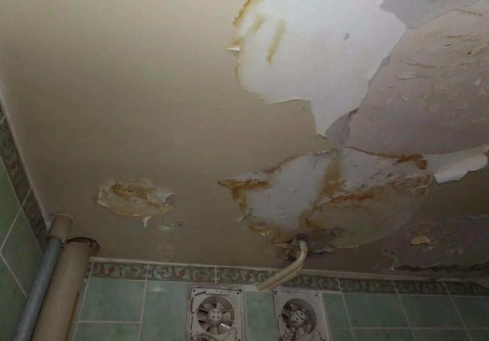 В ванной появляется вода. Затопило ванную комнату. Квартира после затопления. Потолок после затопления. Протечки потолка в ванной.