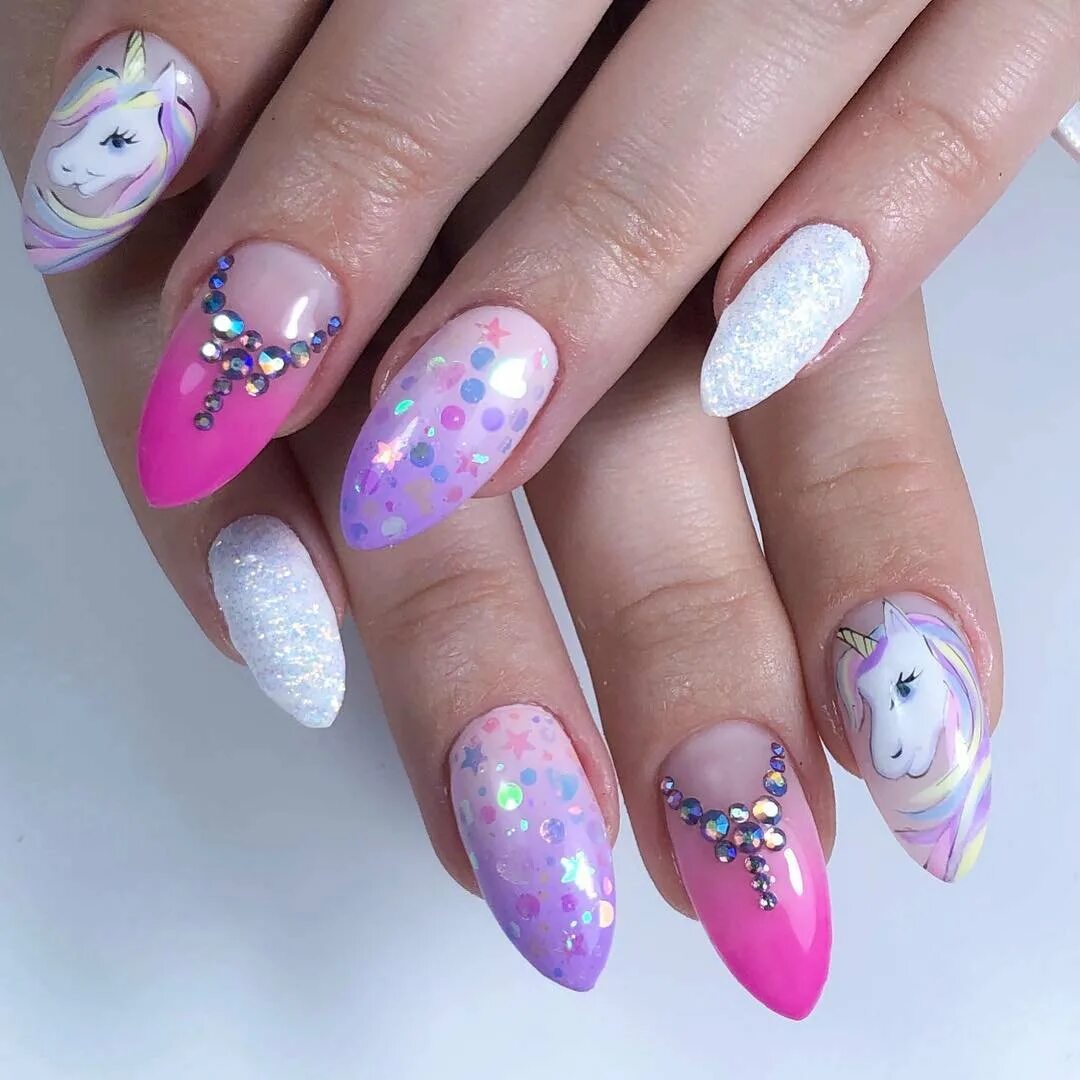 Ногти единорожки. Маникюр с единорогом на миндальные ногти. Ногти в стиле единорожки. Красивый маникюр с единорогом. Красный маникюр с единорогом.