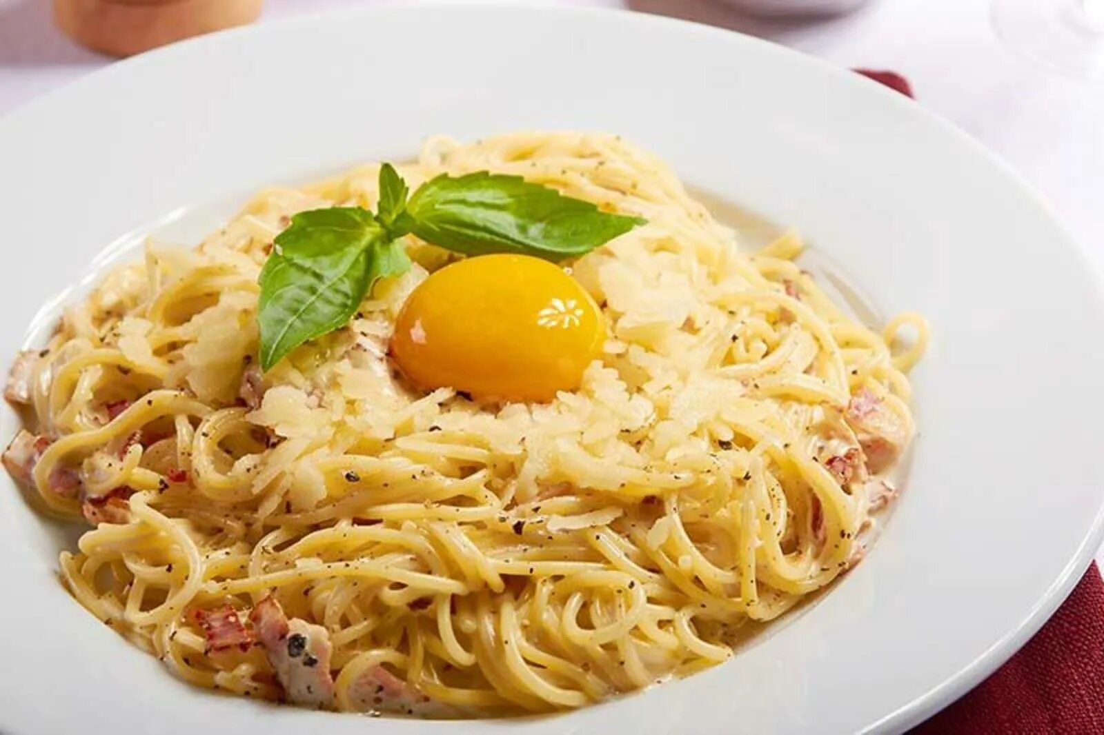 Лапша с беконом и сыром. Спагетти для пасты карбонара. паста карбонара с беконом. лапша карбонара. карбонара с беконом и сливками.