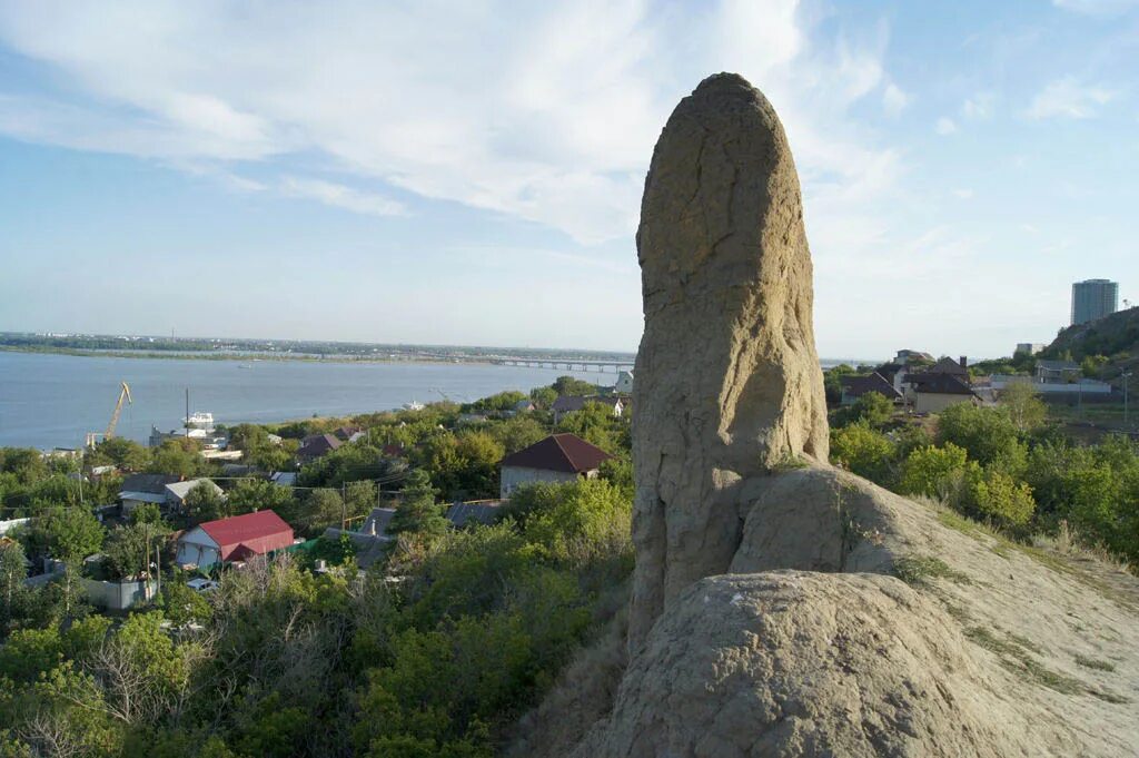 Эрозионный останец три монаха Саратов. Памятник три монаха Саратов. Саратов Затон три монаха. Соколовая гора Саратов.