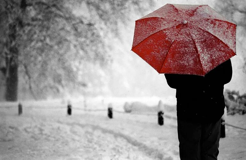 Снег дождь зонт. Снег на зонтике. Красный зонт и снег. С зонтом под снегом.