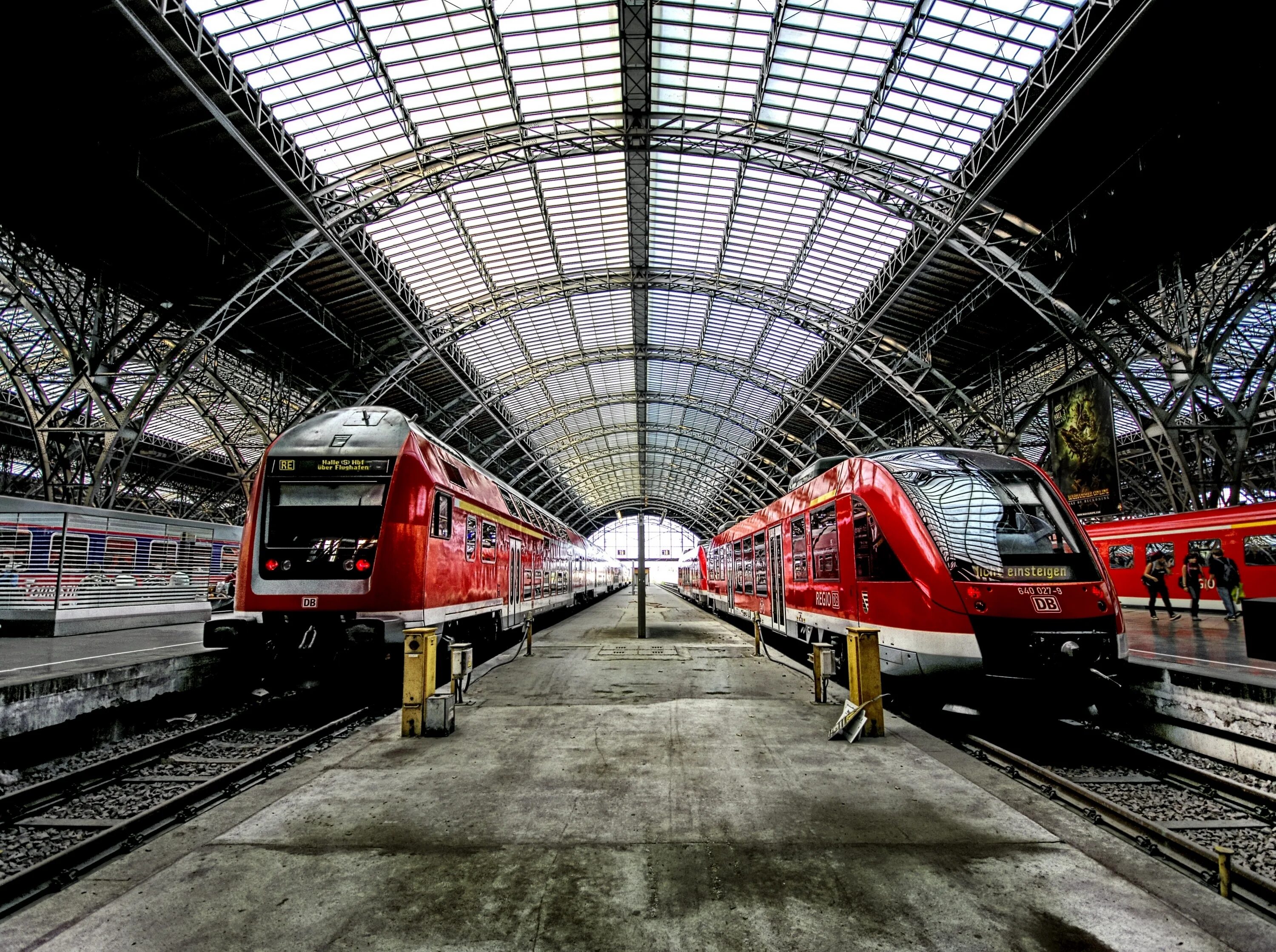 Вокзал Перон Швейцария. Киевский вокзал перроны. ЖД транспорт. Поезд на вокзале.