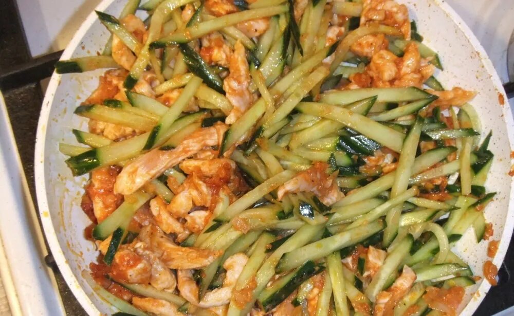 Жареные огурцы с курицей. Курица с брокколи. Утка с брокколи. Жареные огурцы с курицей. Огурцы кимчи.