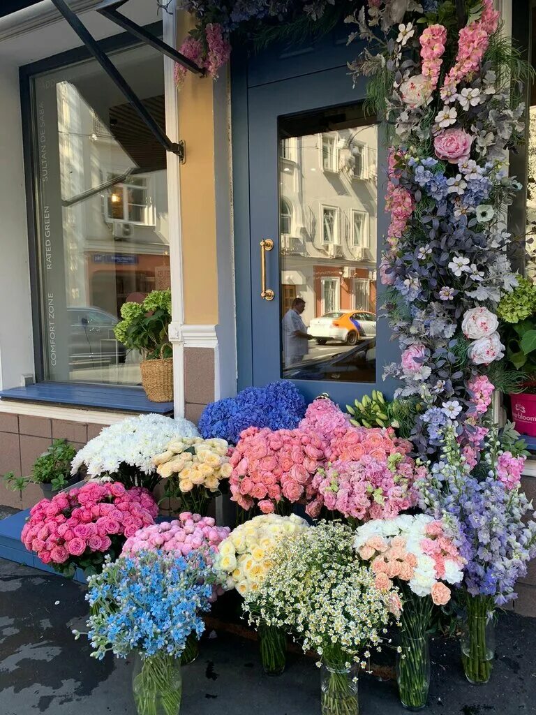 Why not shop. Why not Трехпрудный переулок. Why not Flowers Патриаршие. Цветы Москва. Цветочный магазин на Патриарших прудах.