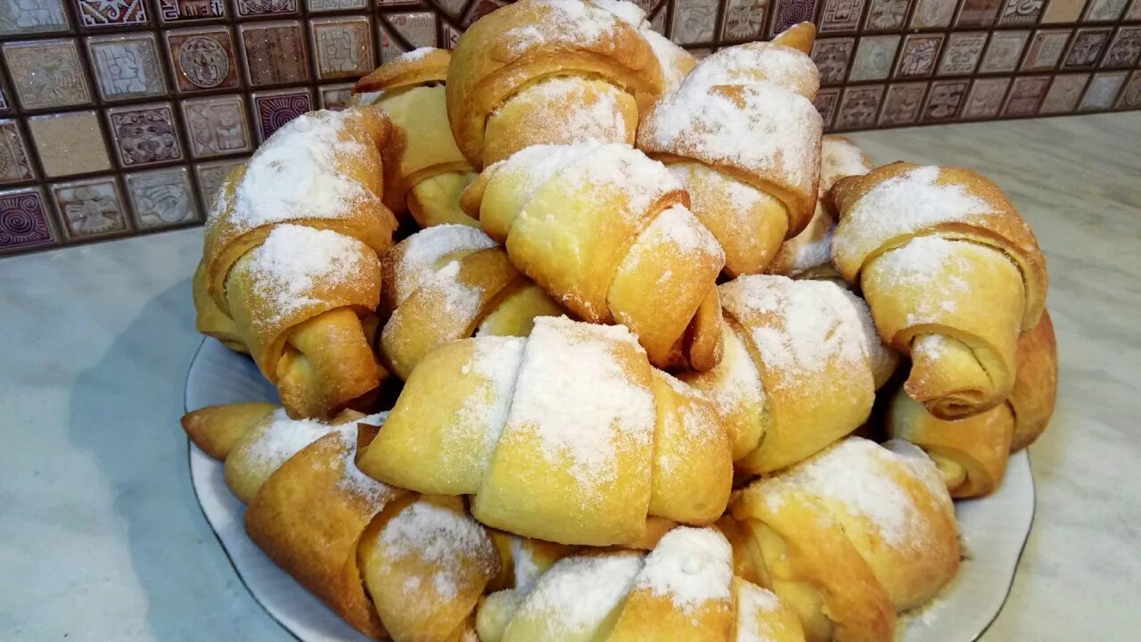 Рогалики. Выпечка рогалик со сгущёнкой. Рогалики с вареной сгущенкой. Рогалик со сгущенным молоком.