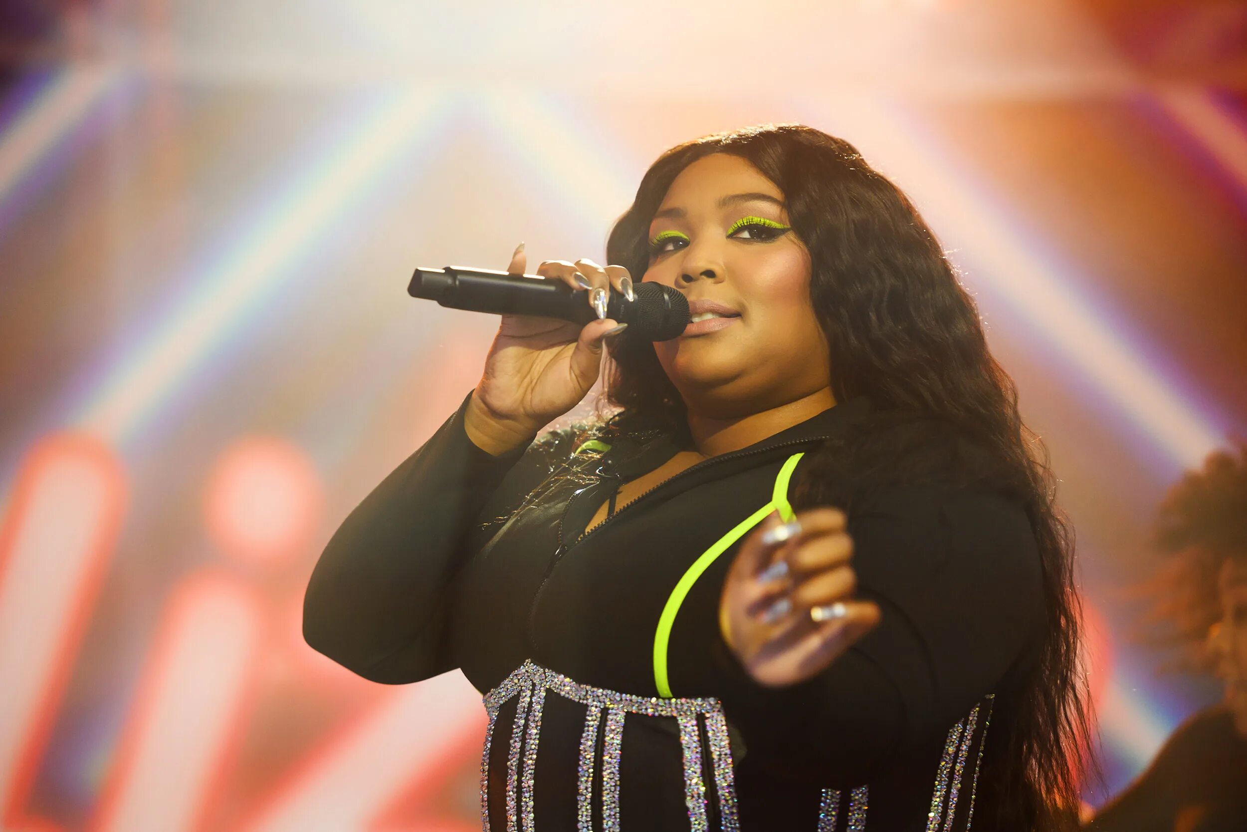 Lizzo певица. Толстая певица Lizzo. Lizzo худая. Лизо певица американская. Голову вскружила песня слушать