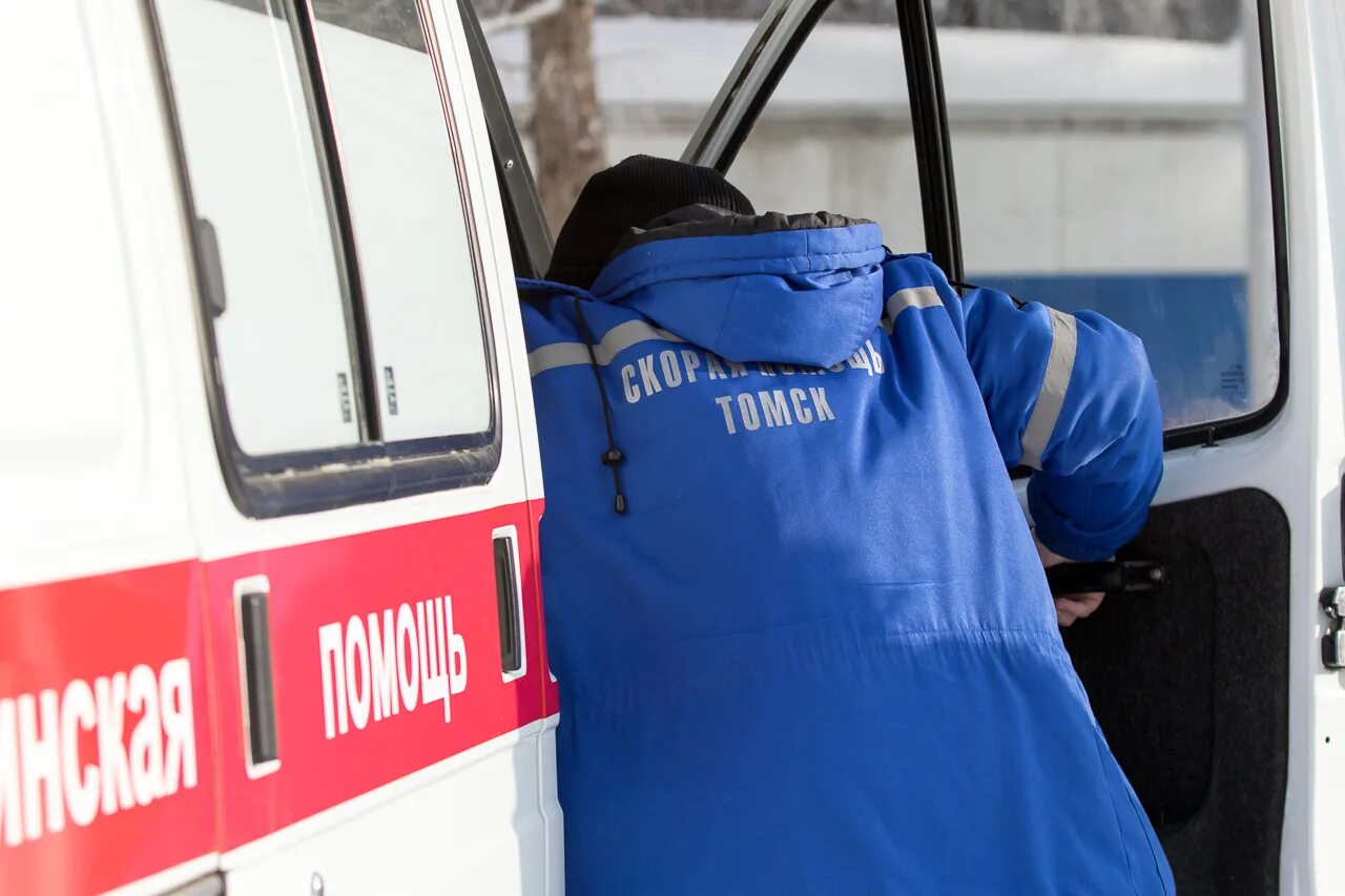 Железнодорожная больница Томск. Похороны врачей скорой помощи в Томске. Киров блондинка со скорой помощи. Скорой помощи и угрожал