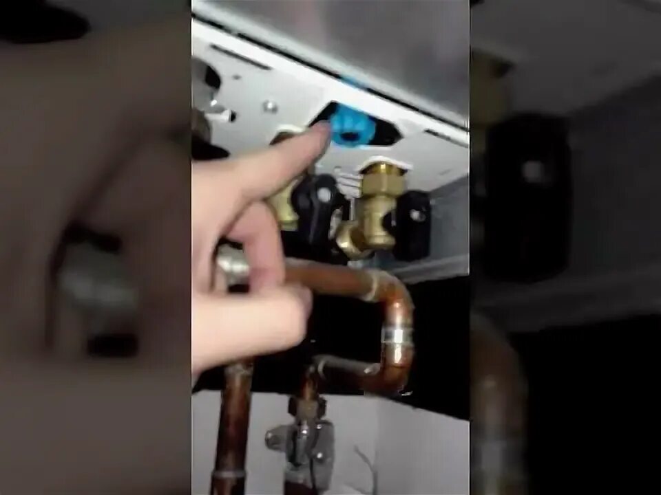 Капает вода из газового котла. Котел Baxi сливной кран. Ariston BS II 15 FF кран подпитки. Котел Аристон подпитка давления. Ariston газовая колонка сливной клапан.